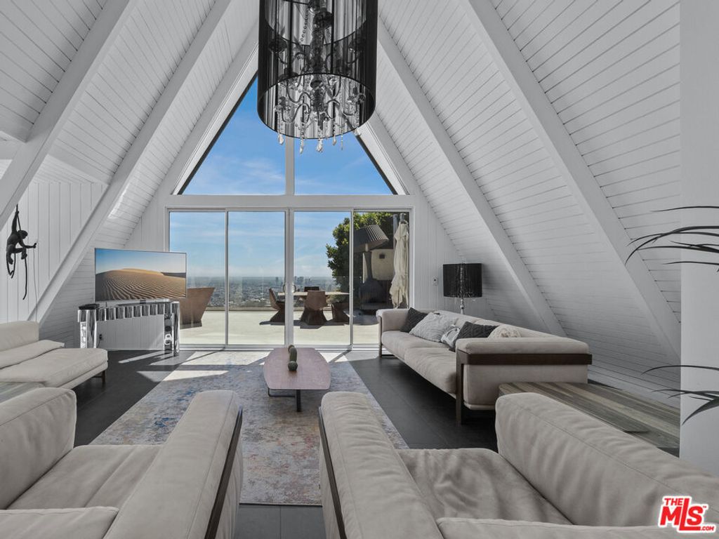 8460 Cole Crest Drive, Los Angeles