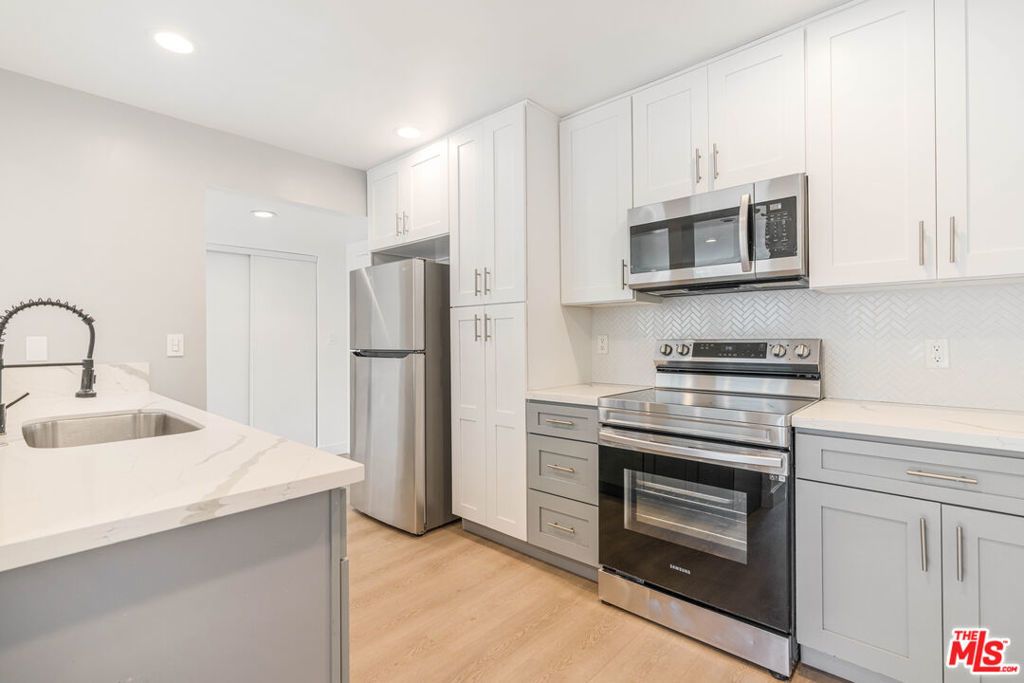 6275 Canterbury Drive # 210, Culver City
