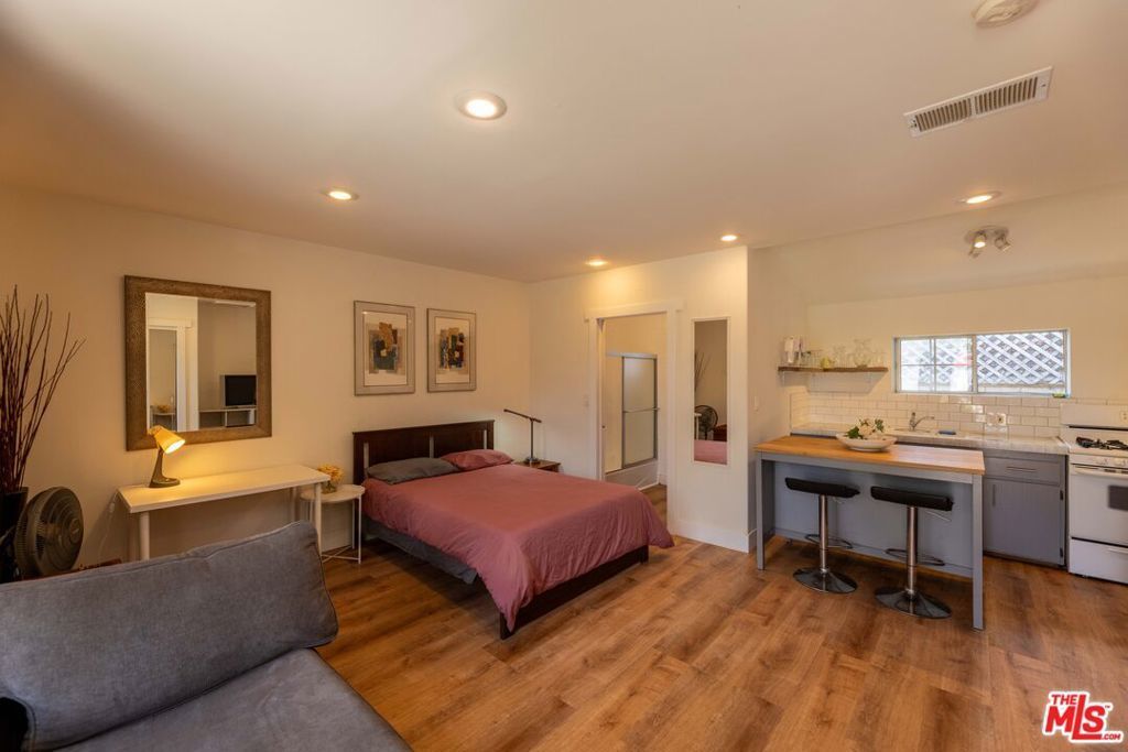 12835 Delano Street # A, Los Angeles