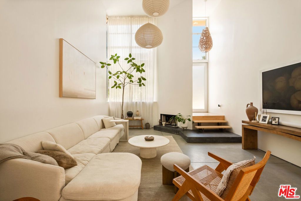 27 Paloma Avenue, Venice