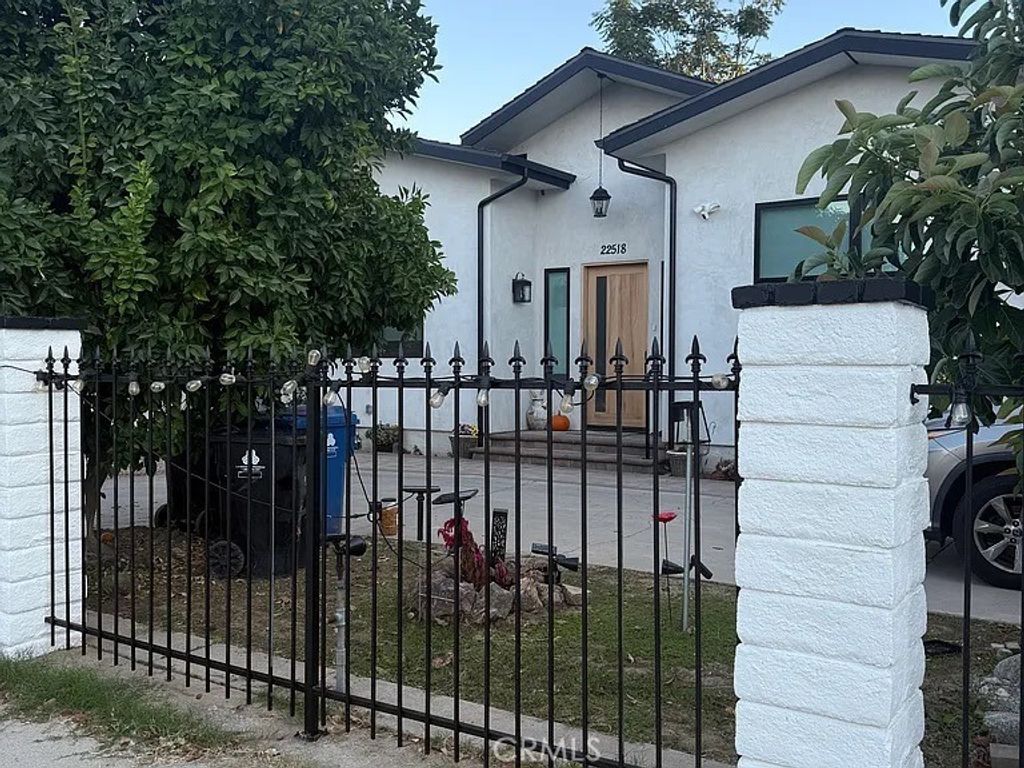 22520 Clarendon, Woodland Hills