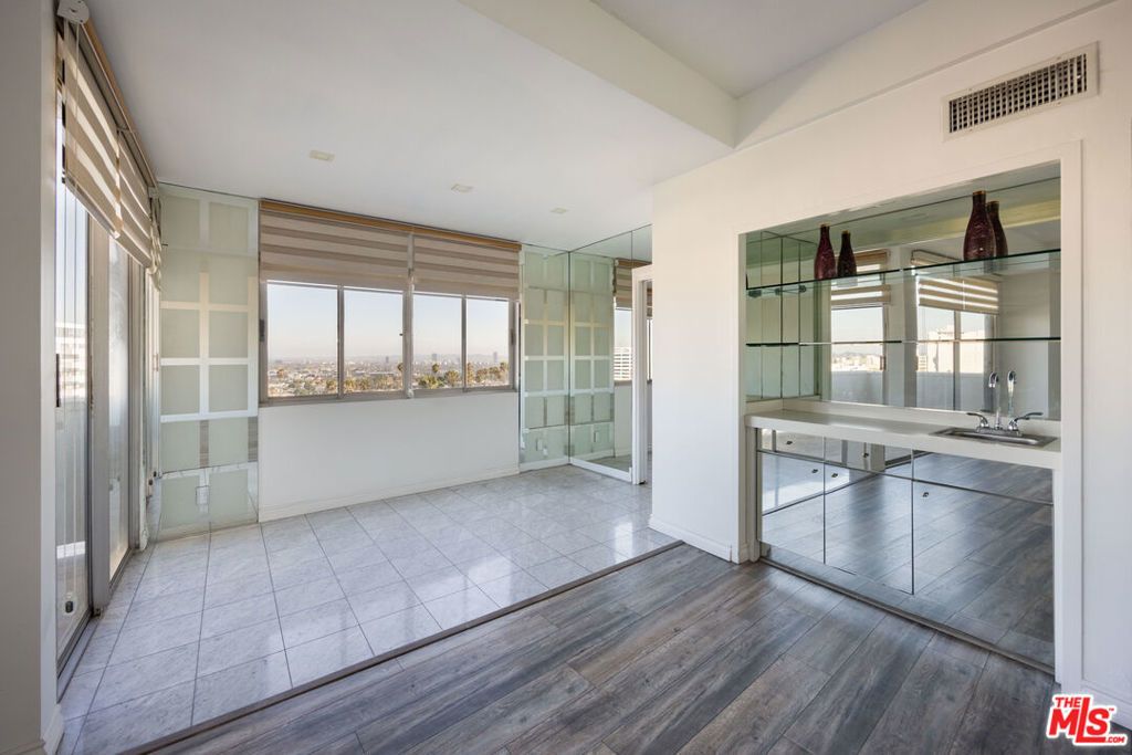 7250 Franklin Avenue # 702, Los Angeles
