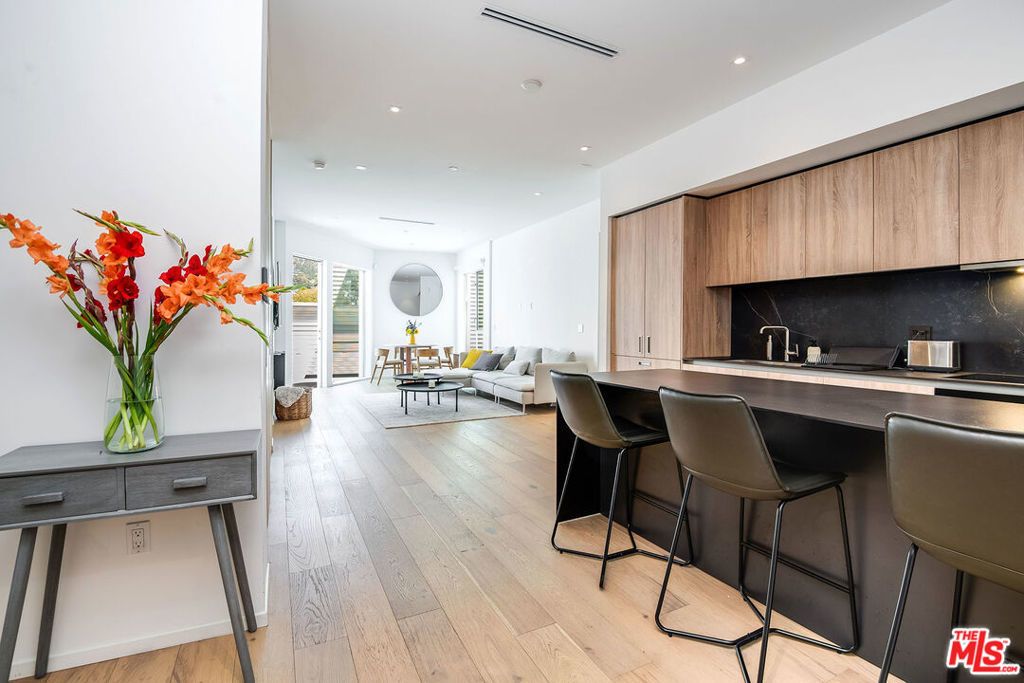 1030 N Kings Road # 403, West Hollywood