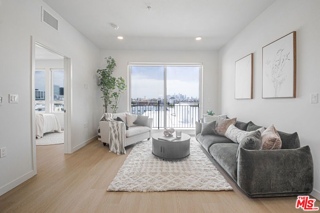 856 S Gramercy Drive, Los Angeles