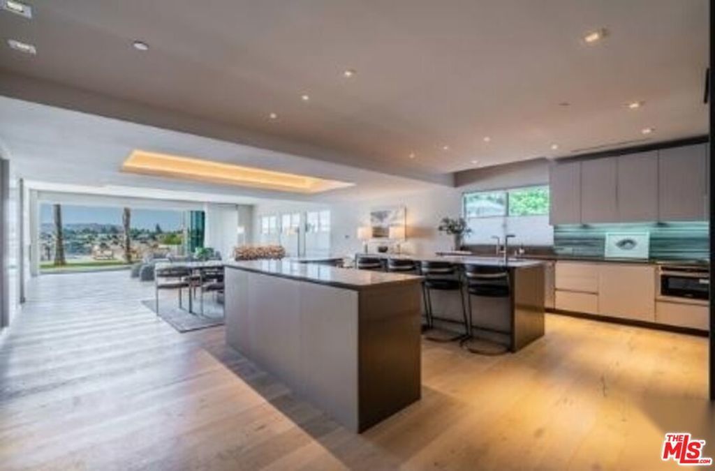 2391 Roscomare # 403, Los Angeles