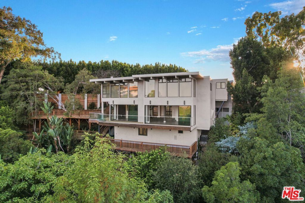 2000 Westridge Road, Los Angeles