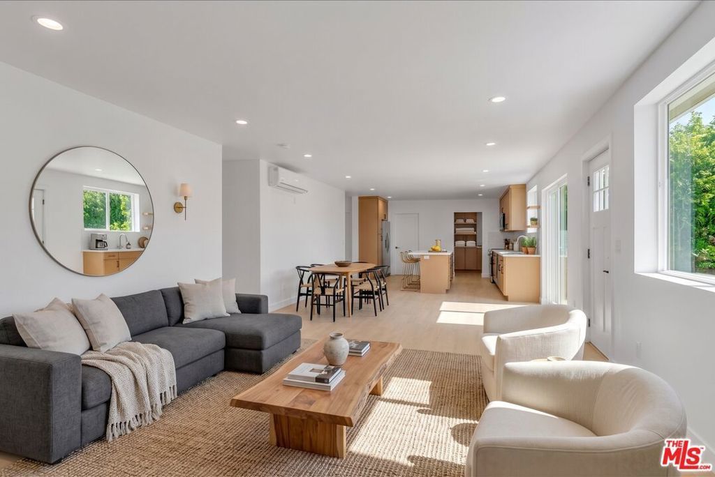 6913 Encino Avenue # 1/2 Upper, Los Angeles
