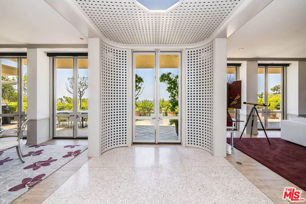 9656 Lawlen Way, Los Angeles