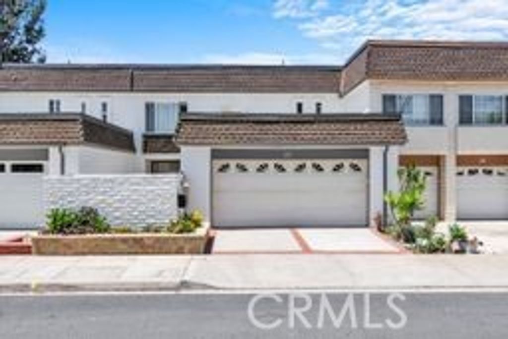 32 E Senisa, Irvine