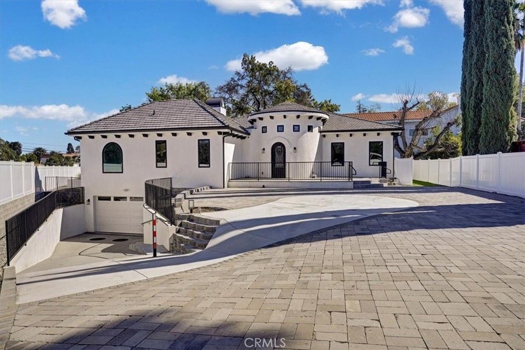 5520 Woodlake, Woodland Hills