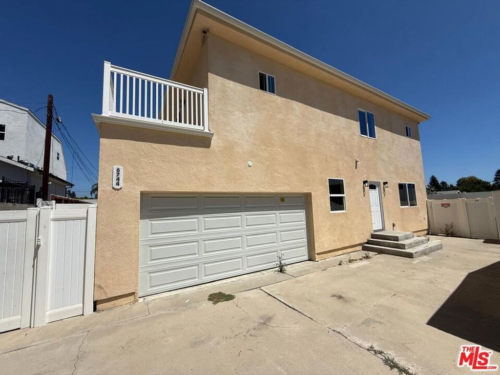 6744 Radford Avenue, Los Angeles