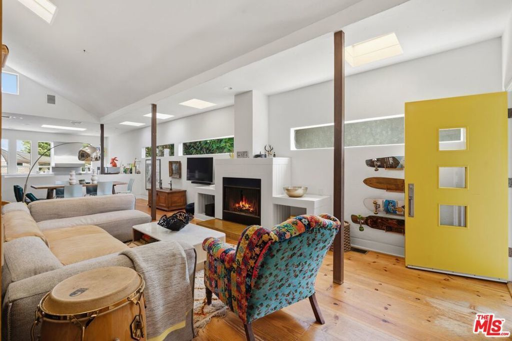 2320 Walnut Avenue, Venice
