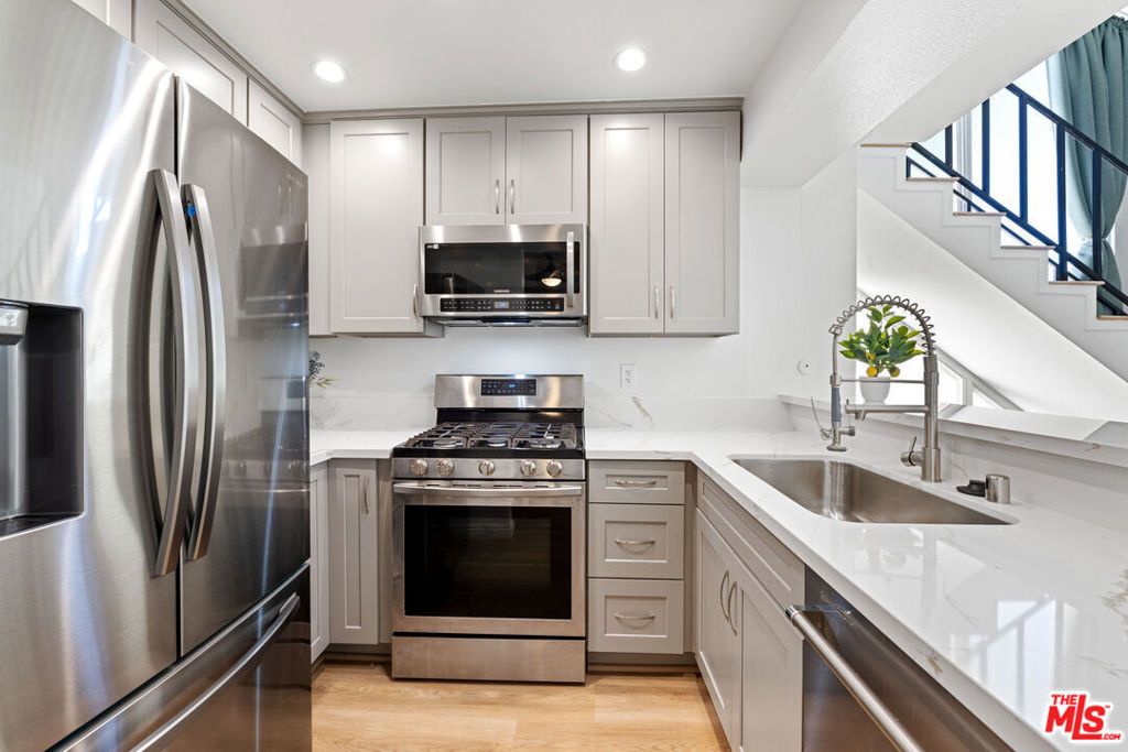 5325 Newcastle Avenue # 312, Los Angeles