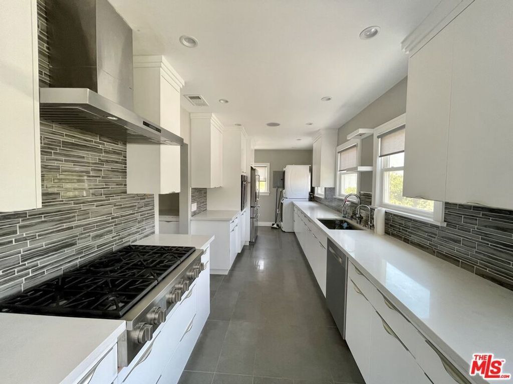 842 S Wooster Street, Los Angeles