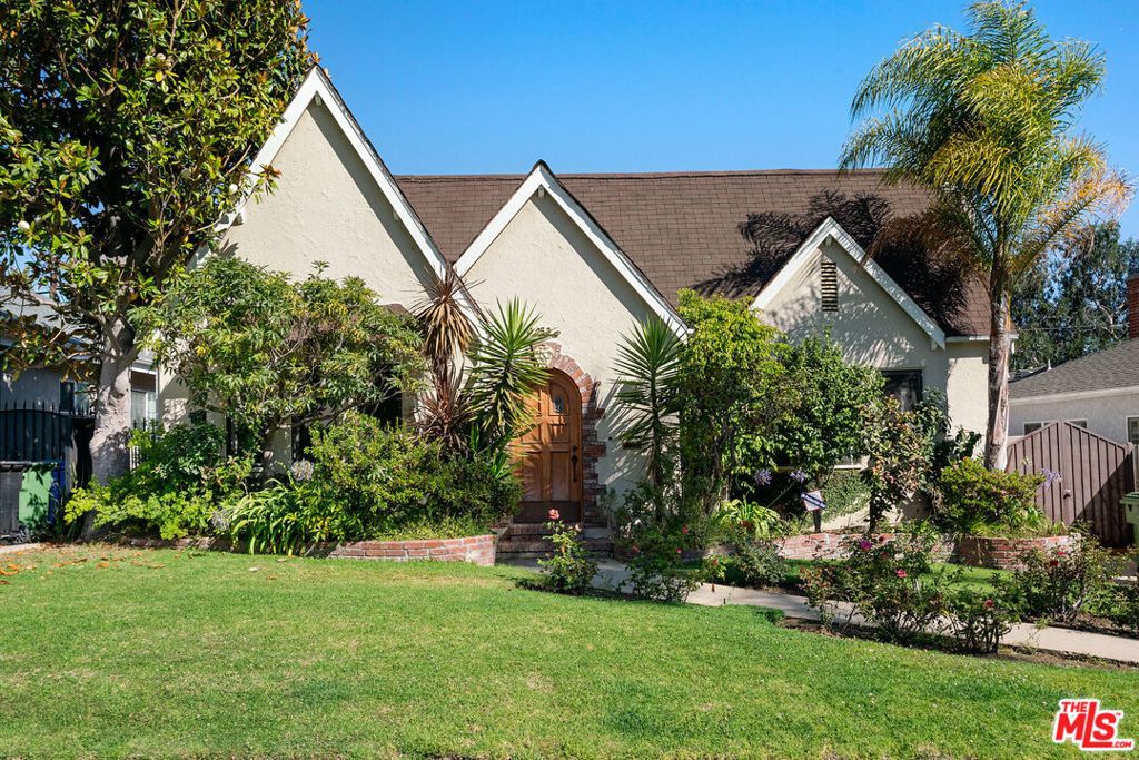 10530 Kinnard Avenue, Los Angeles