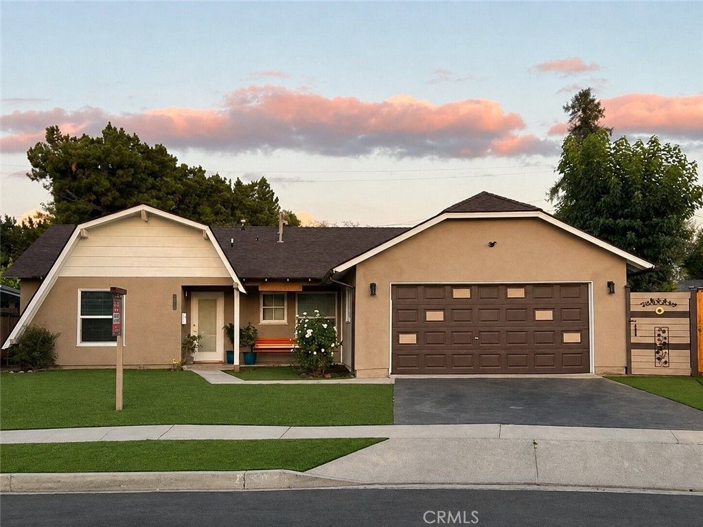 6904 Royer Avenue, West Hills