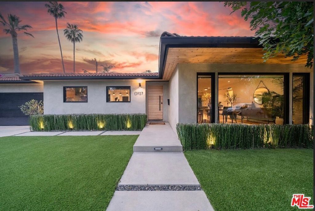 12957 Hartsook Street, Sherman Oaks