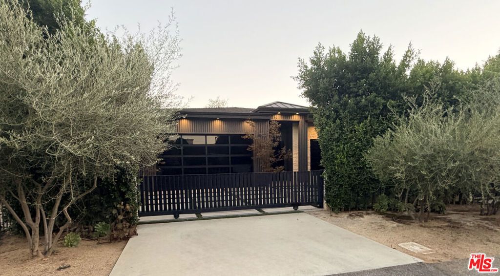 14752 Hartsook Street, Sherman Oaks