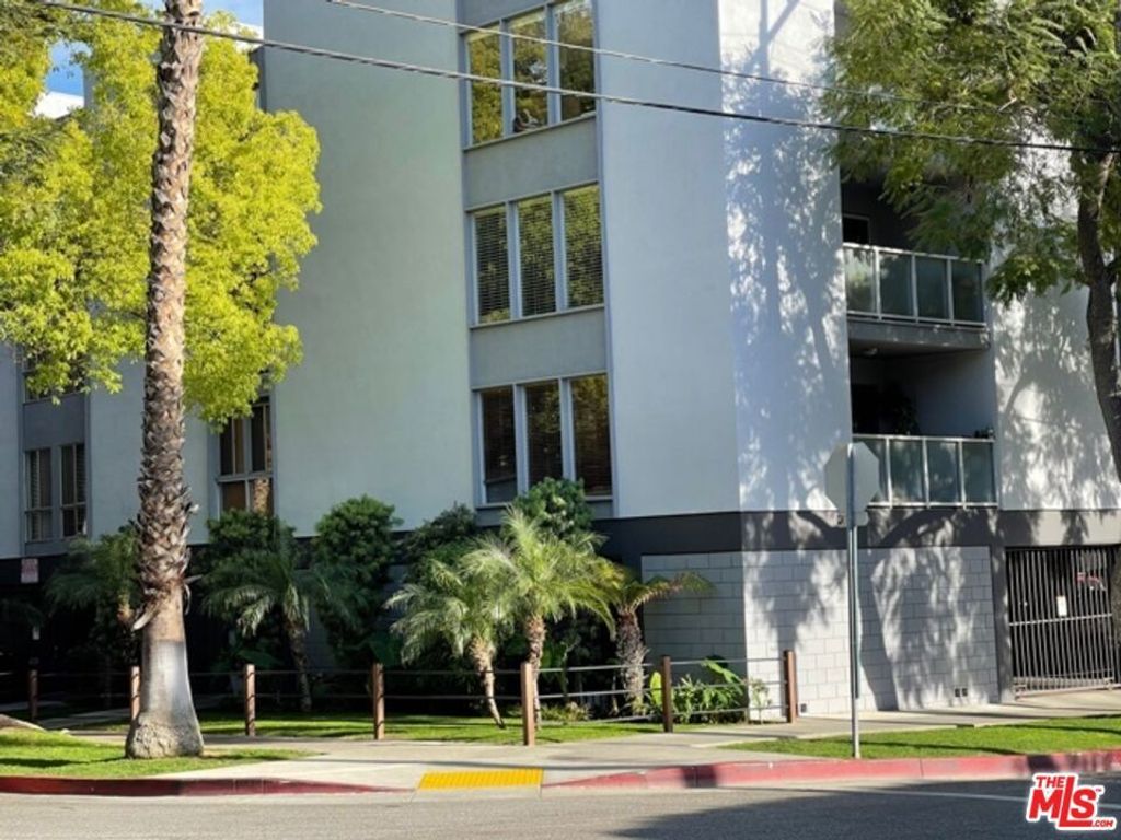 7556 Hampton Avenue # 304, West Hollywood