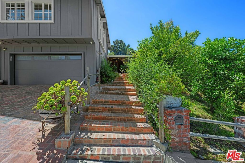 16582 Calneva Drive, Encino