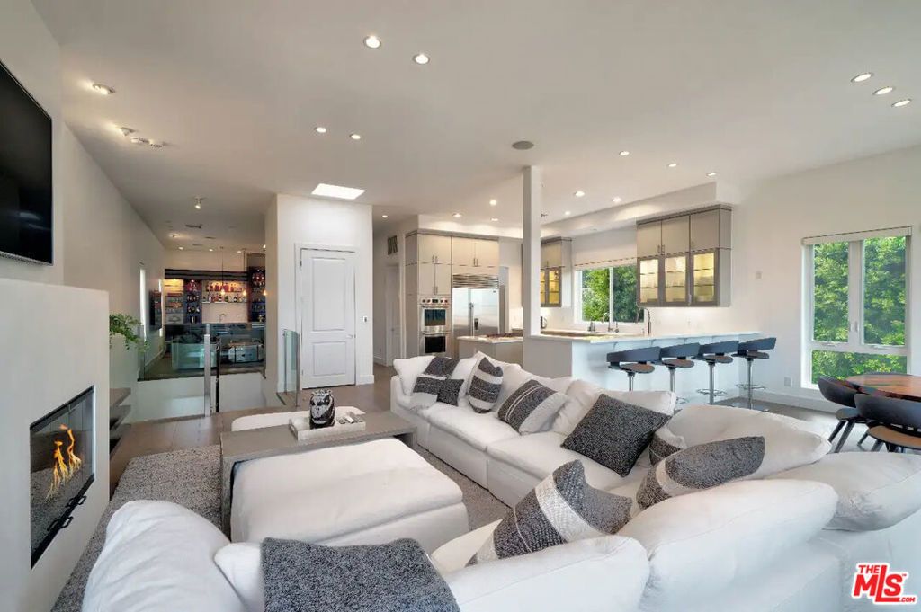 23935 De Ville Way, Malibu
