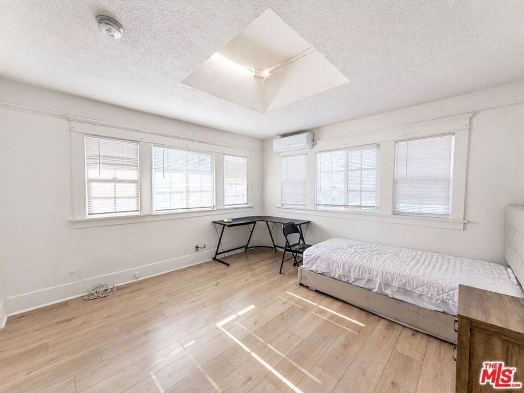 1188 W 37th Drive, Los Angeles