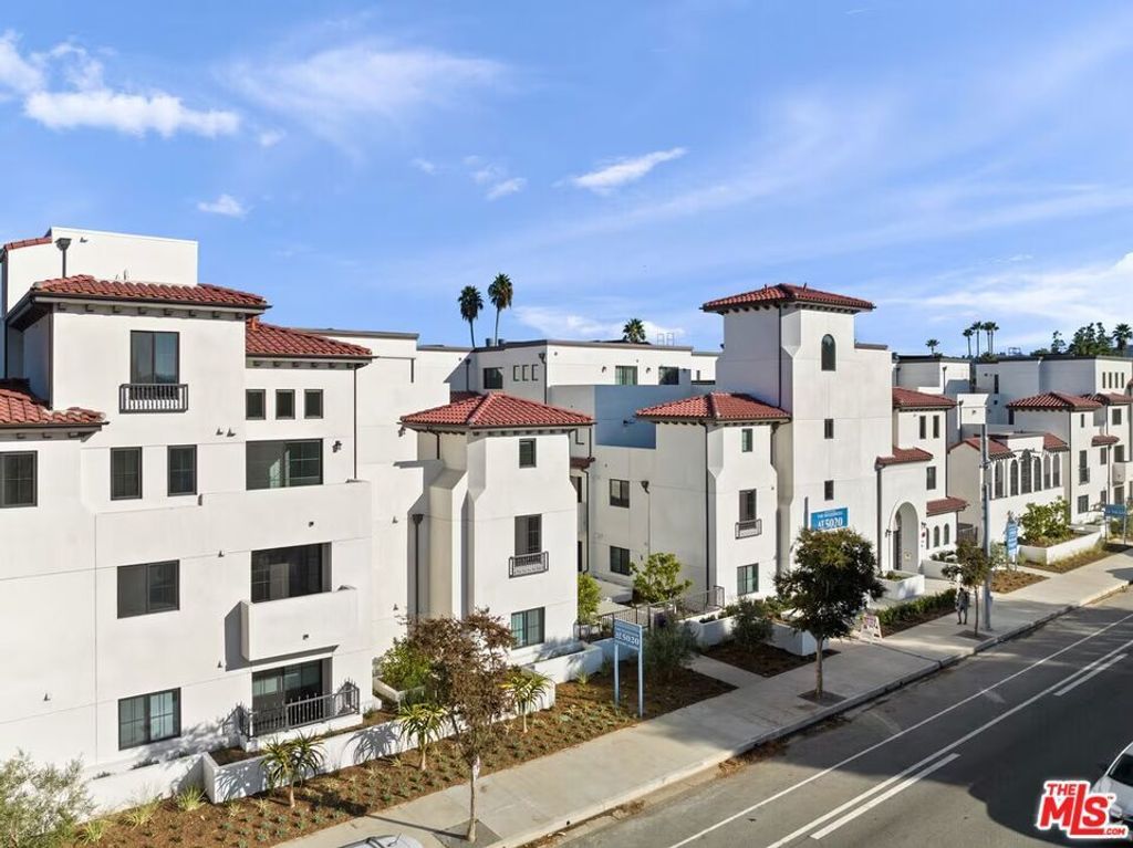 5020 Woodman # 317, Sherman Oaks