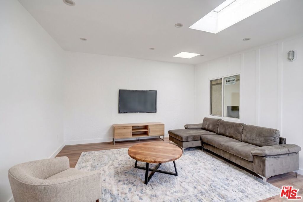 19924 1/2 Welby Way # 1/2, Winnetka