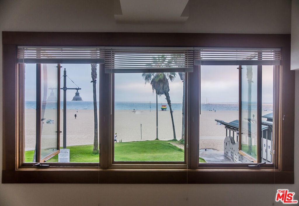 8 Brooks Avenue, Los Angeles