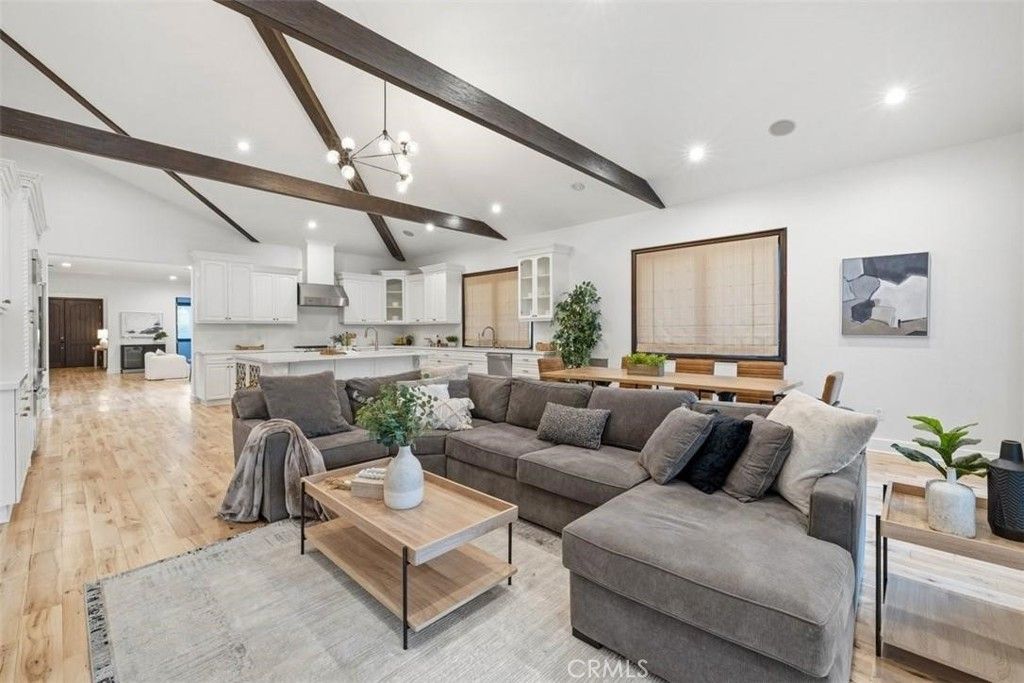 22953 Oxnard Street, Woodland Hills