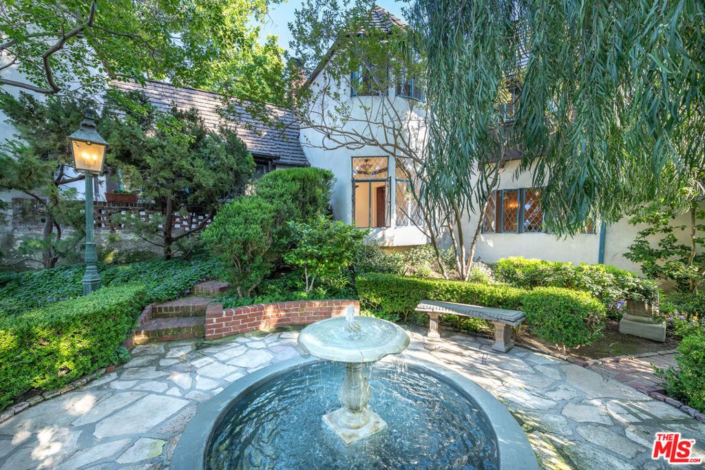 2057 N Las Palmas Avenue, Los Angeles