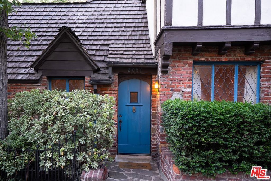 2057 N Las Palmas Avenue, Los Angeles