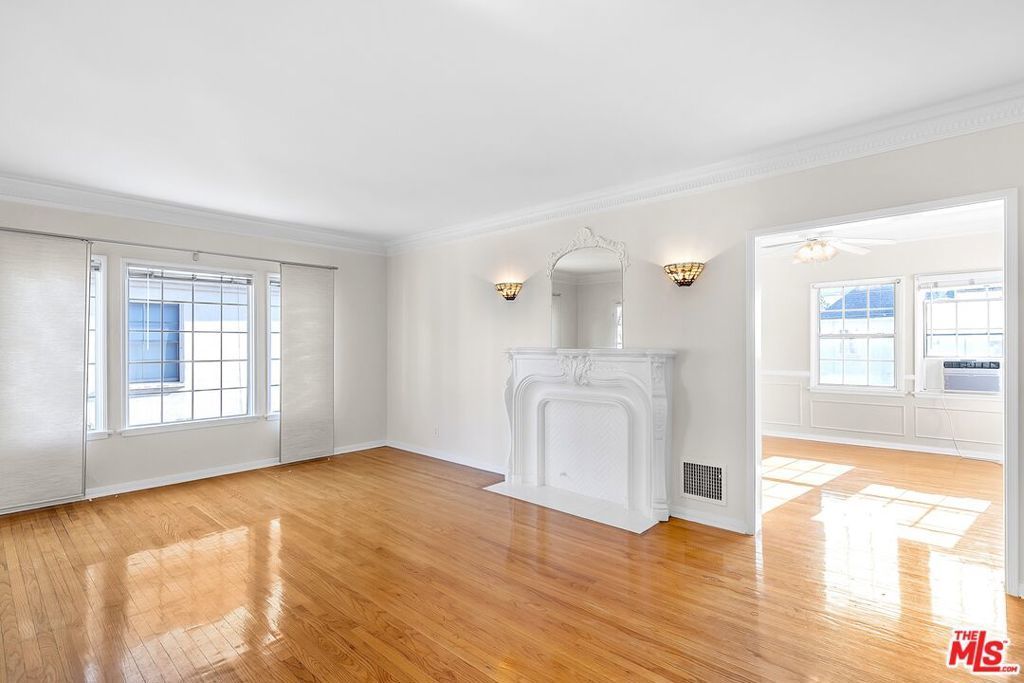 635 1/2 S Burnside Avenue, Los Angeles