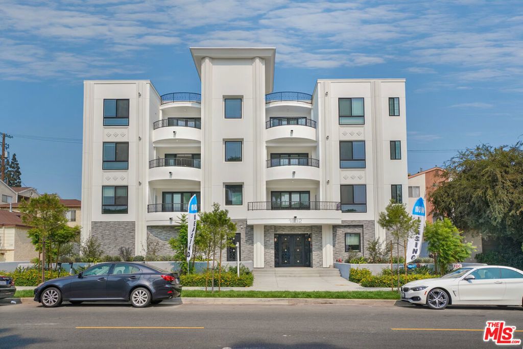 1832 S Barrington Avenue # 401, Los Angeles
