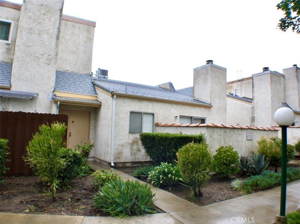 21015 Gresham, Canoga Park