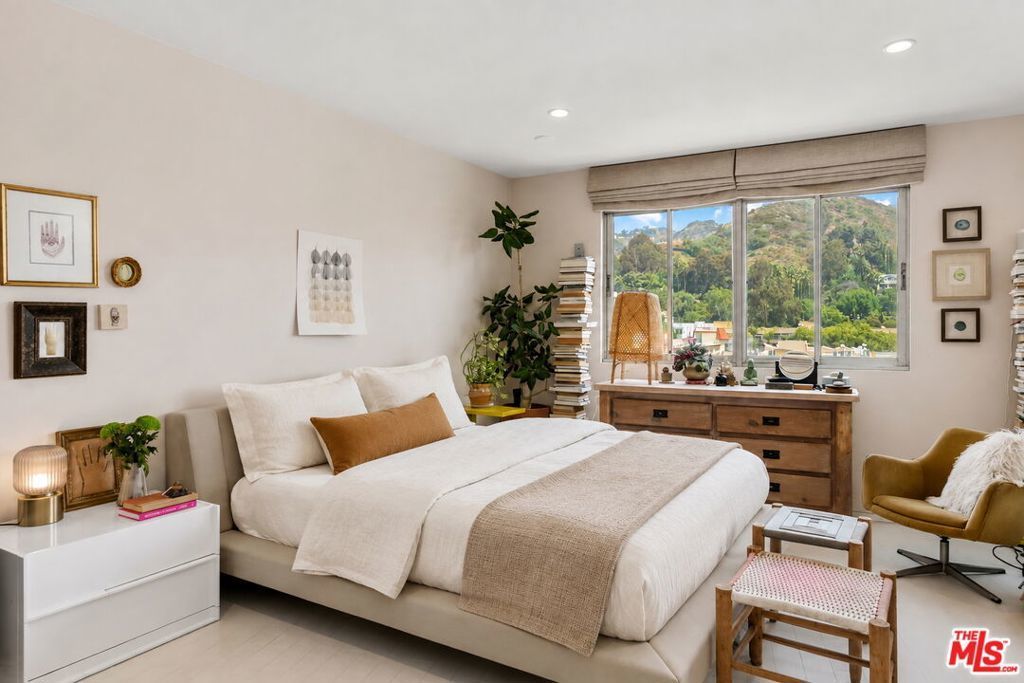 7250 Franklin Avenue # 903, Los Angeles