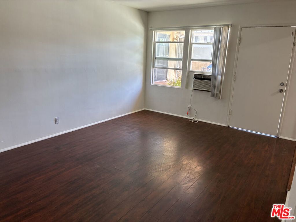 15943 Victory Boulevard # 2, Van Nuys