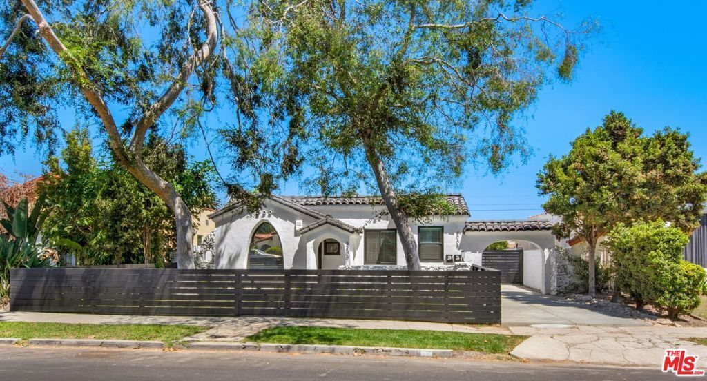 8906 S Harvard Boulevard, Los Angeles