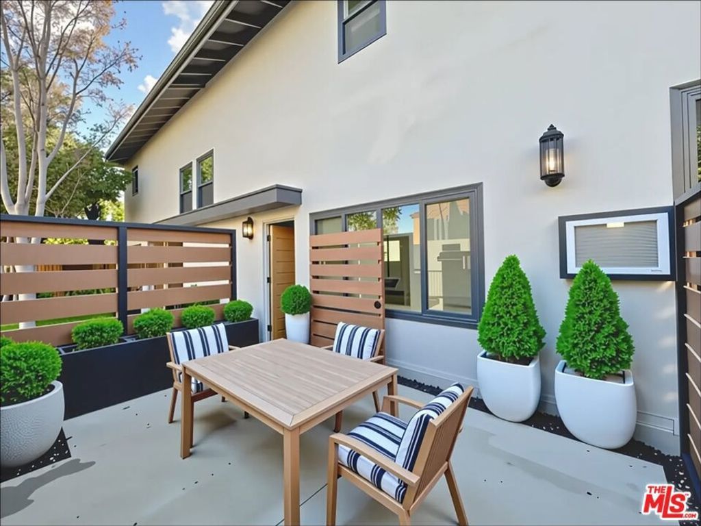 901 S Barrington Avenue, Los Angeles