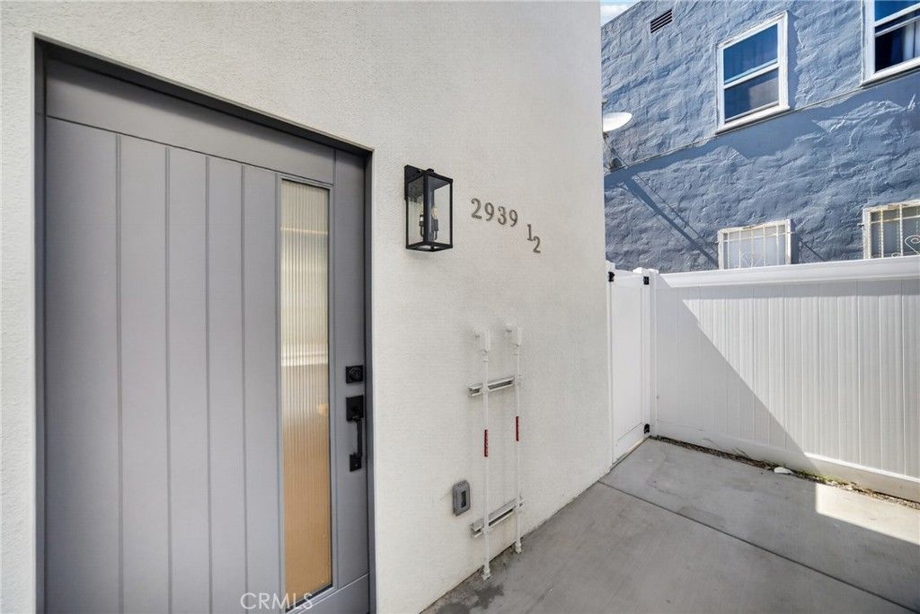 2939 1/2 10th Avenue, Los Angeles