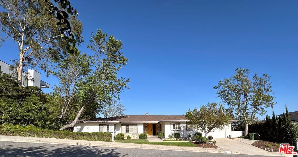 1212 Roberto Lane, Los Angeles