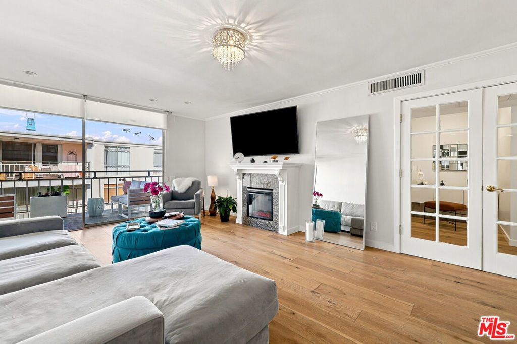 7270 Hillside Ave # 205, Los Angeles