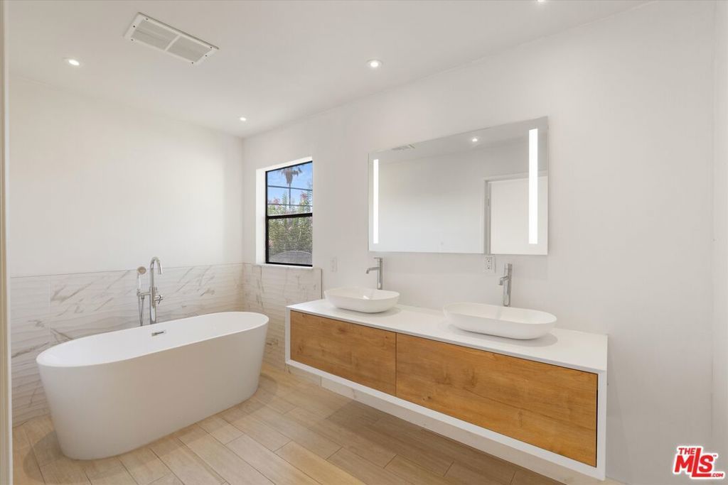 432 S Hamel Road # 201, Los Angeles