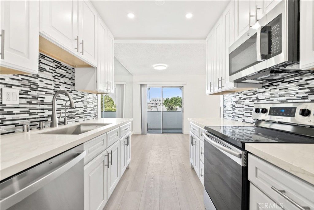 1344 N Martel Avenue # 302, Los Angeles