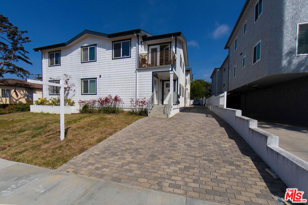 7834 1/2 Flight Avenue, Los Angeles