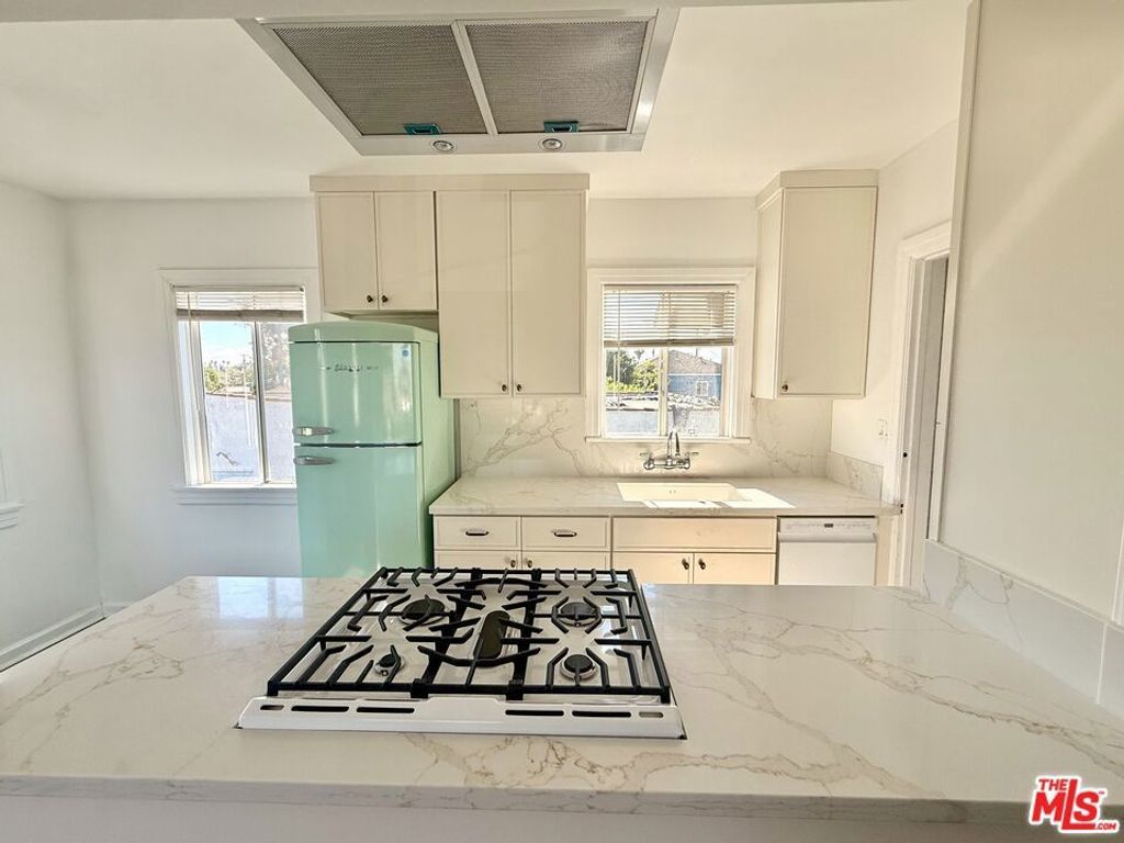 3883 S Gramercy Place, Los Angeles