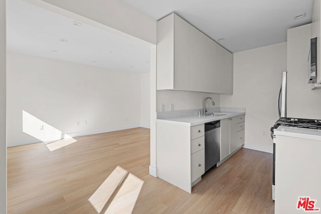 420 S Sepulveda Boulevard # 3, Los Angeles