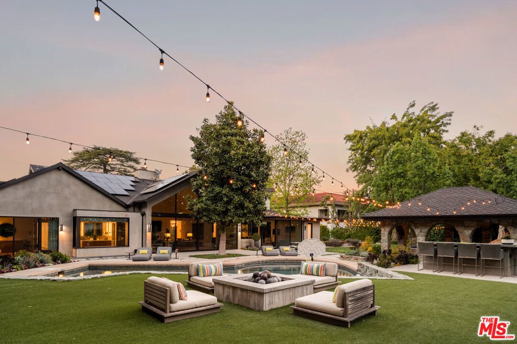 17352 Magnolia Boulevard, Encino