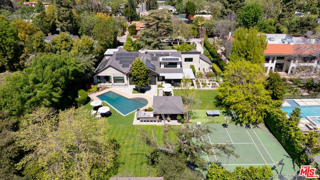 17352 Magnolia Boulevard, Encino