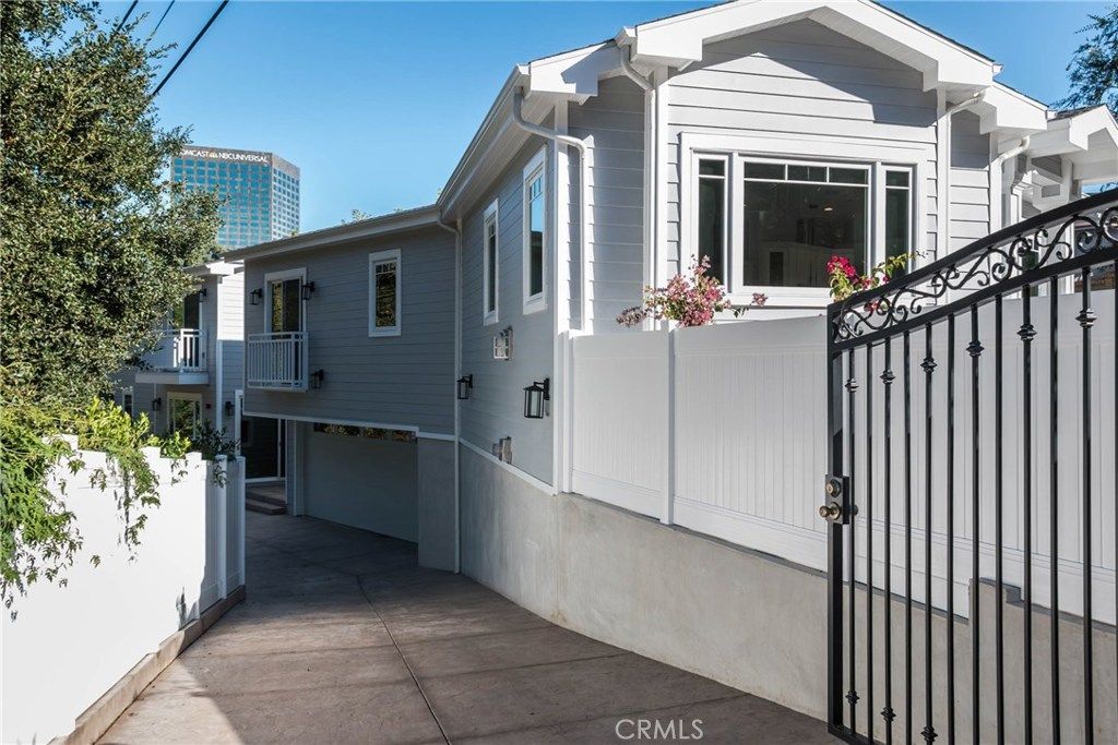 3698 1/2 Fredonia Drive, Los Angeles